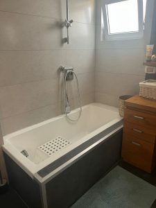 אמבטיה עם דופן רחבה ודרגש כך שמבוגר יכול לשבת ולסייע בנוחות