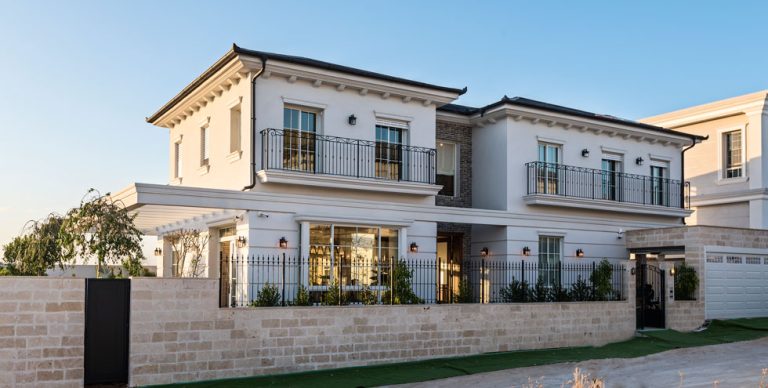 בתים עם כניסה וחזית שטוחה