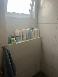 מדף בנוי להניח סבון, שמפו