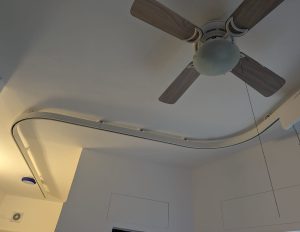 מסילת מנוף מהמיטה עד לחדר רחצה