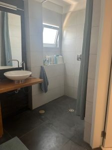 מקלחון רחב עם וילון תלוי