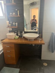 משטח כיור גבוהה ומראה בזווית