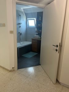 פתח רחב עם פתיחה החוצה