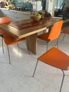 שולחן בגובה מותאם עם רגל אמצעית