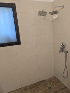 שני ראשי מקלחת לפזור המים, אינטרפוץ בגובה הידיים