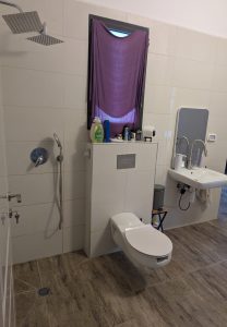 שני ראשי מקלחת לפזור המים על הראש והרגליים